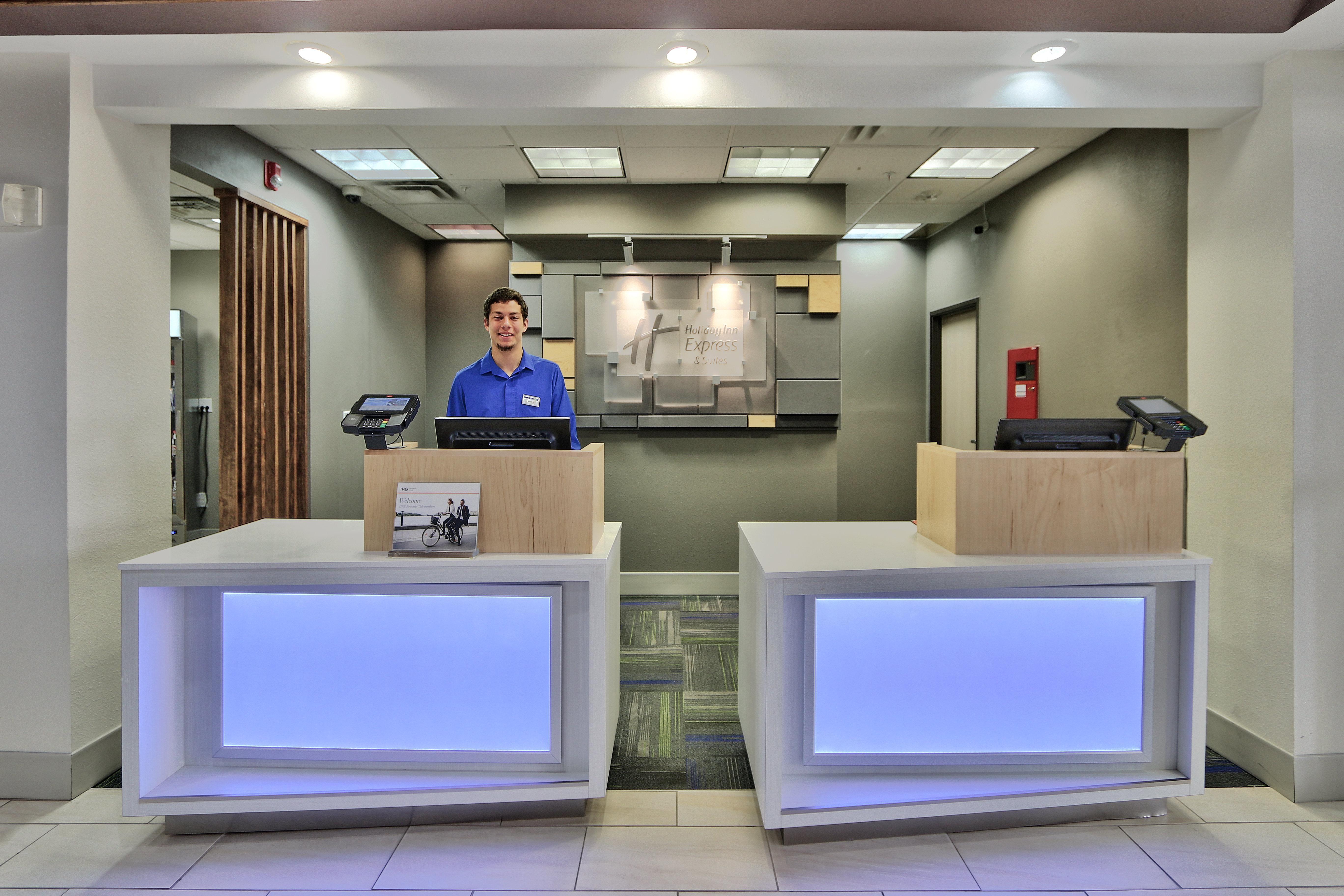Holiday Inn Express & Suites Portales By Ihg Exterior photo
