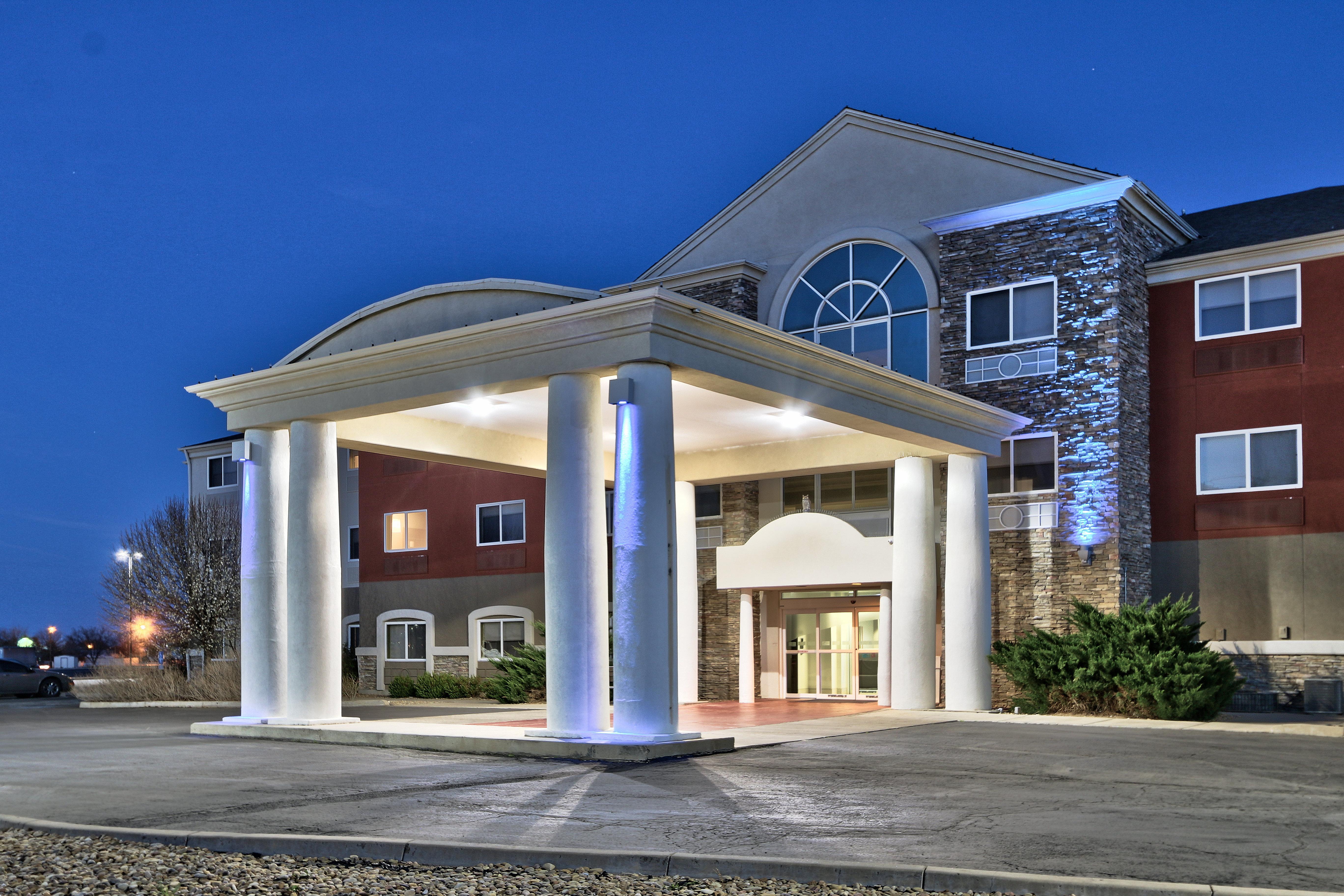 Holiday Inn Express & Suites Portales By Ihg Exterior photo